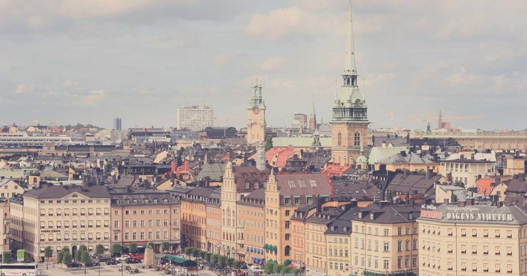 Vue and Nuxt logos on a modern gradient background